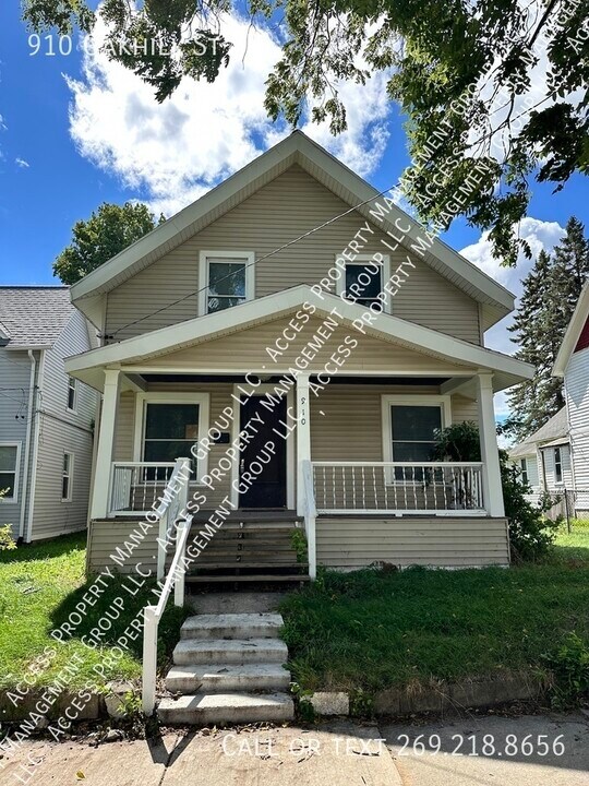 910 Oakhill St SE in Grand Rapids, MI - Building Photo