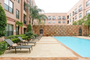 Camden Plaza in Houston, TX - Building Photo