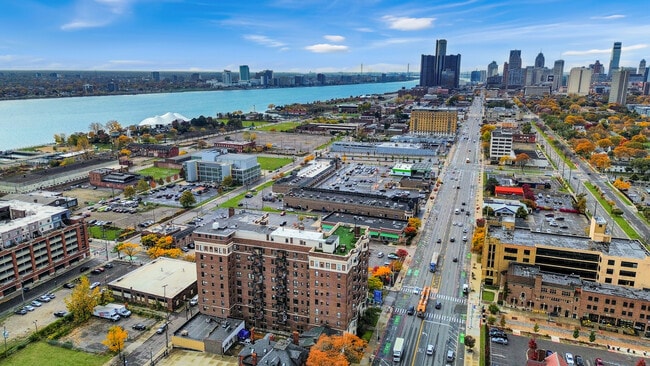 2900 E Jefferson Ave, Unit D501 in Detroit, MI - Building Photo - Building Photo
