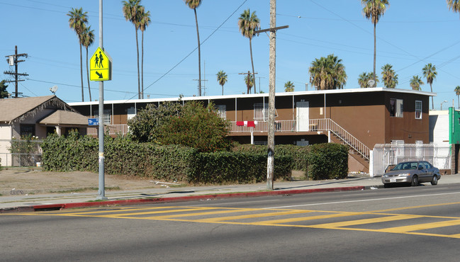 7717 S Broadway in Los Angeles, CA - Foto de edificio - Building Photo