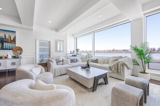 9 Somerset Ln in Edgewater, NJ - Building Photo - Building Photo