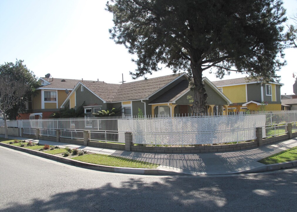 20702A-B;0 Siene Ave in Lakewood, CA - Foto de edificio