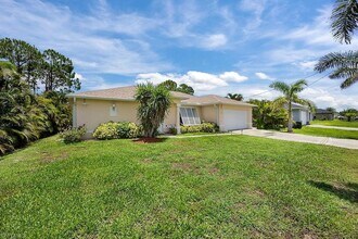 4013 NE 10th Pl in Cape Coral, FL - Foto de edificio - Building Photo