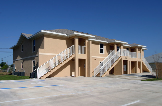 Santa Barbara Commons in Cape Coral, FL - Building Photo - Building Photo