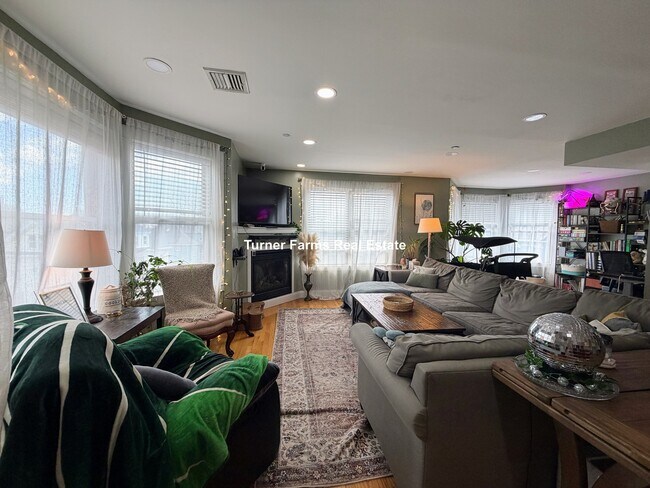 31 Humphreys St, Unit 3 in Boston, MA - Building Photo - Building Photo