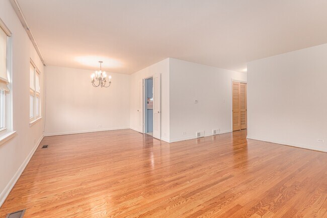 4218 Oakton St, Unit 2 in Skokie, IL - Building Photo - Building Photo