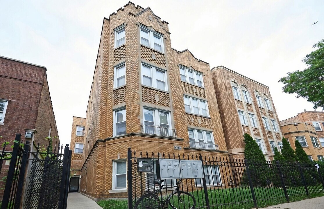 6134 N Washtenaw Ave in Chicago, IL - Building Photo