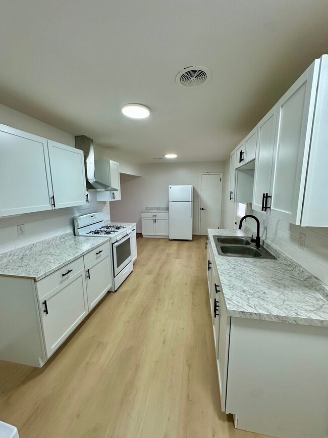 property at 915 Waverly Dr