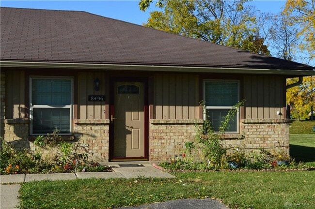 8496 Woodgrove Dr in Dayton, OH - Building Photo - Building Photo