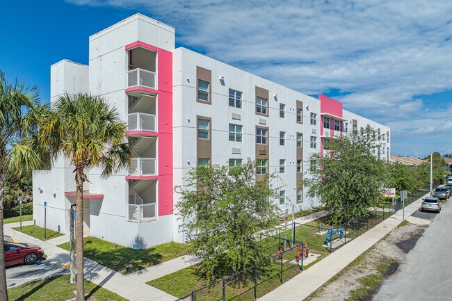 GOLF VIEW APARTMENTS in Miami, FL - Foto de edificio - Building Photo