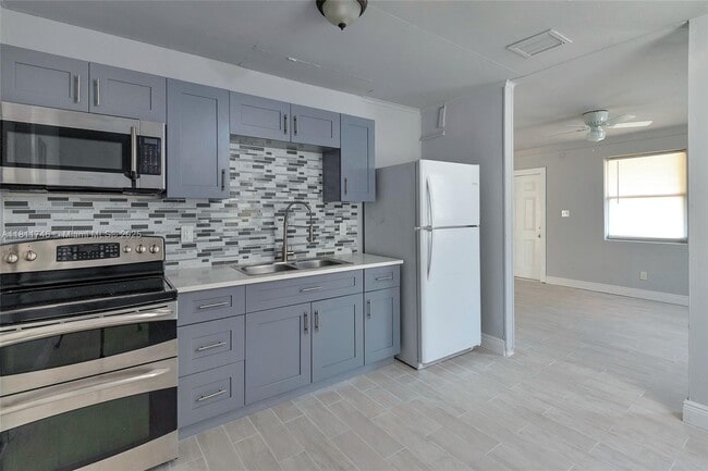 562 W 4th St in Riviera Beach, FL - Building Photo - Building Photo