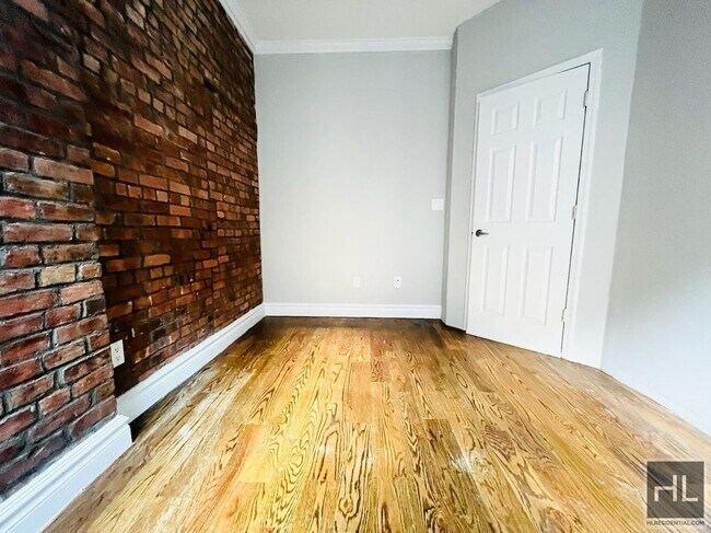 330 E 35th St in New York, NY - Building Photo - Building Photo