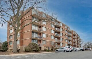 2200 S Stewart Ave in Lombard, IL - Building Photo