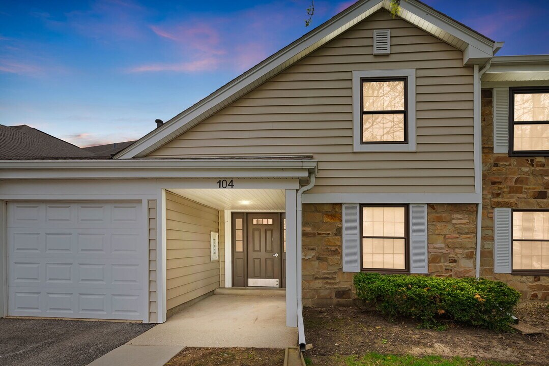 104 Burr Oak Ln in Schaumburg, IL - Building Photo