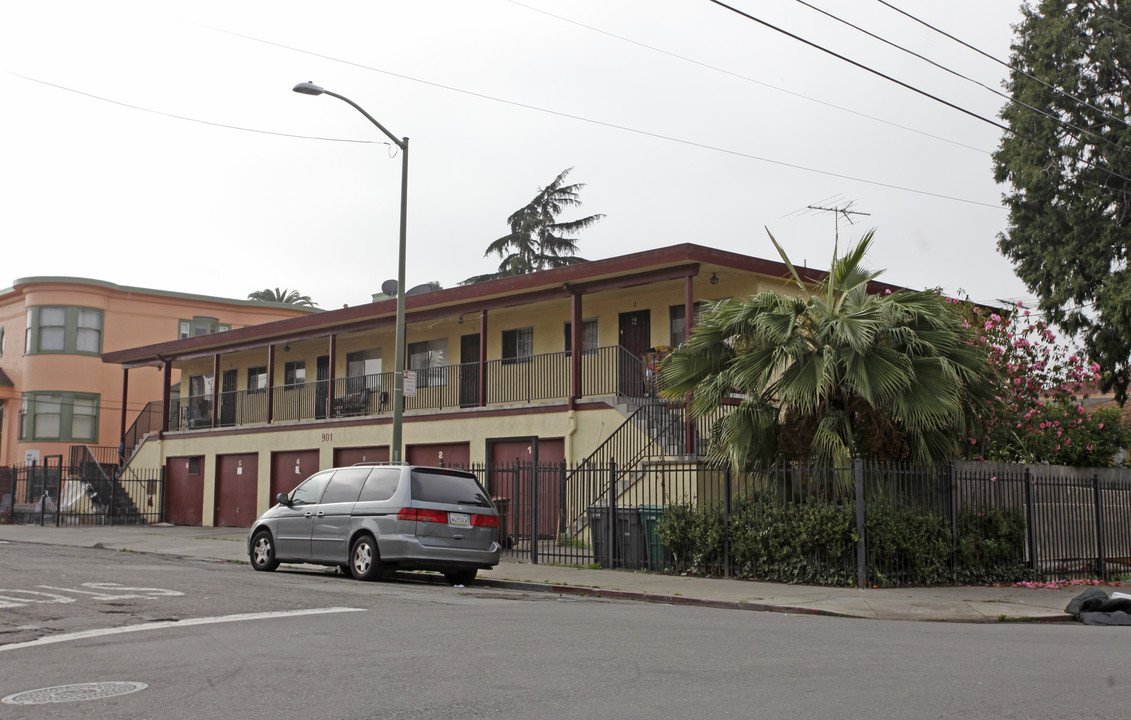 901 E 17th St in Oakland, CA - Building Photo