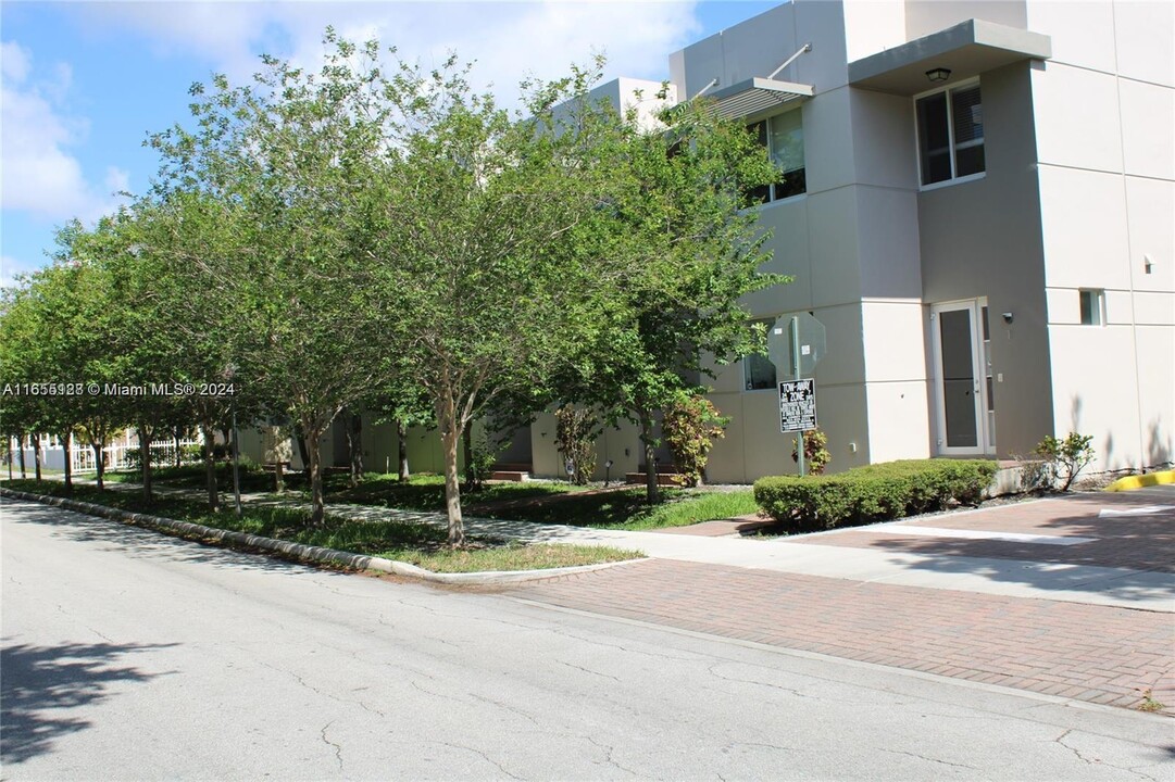 2013 Adams St in Hollywood, FL - Building Photo