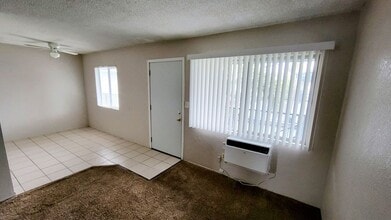 1210 W Stoneridge Ct in Ontario, CA - Foto de edificio - Building Photo