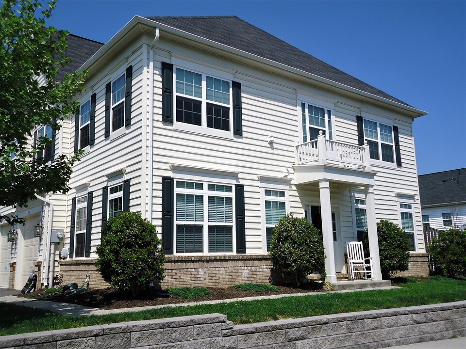 214 Bowling Green Cir in Stephens City, VA - Foto de edificio