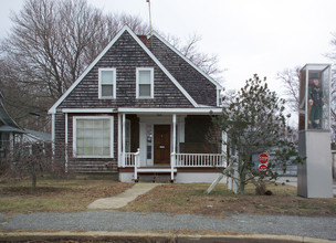 The Embassy in Hyannis, MA - Foto de edificio - Building Photo