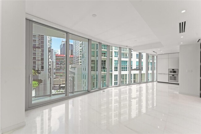 300 Biscayne Boulevard Way, Unit 1406 in Miami, FL - Building Photo - Building Photo