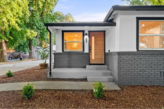 5372 Moddison Ave in Sacramento, CA - Foto de edificio - Building Photo