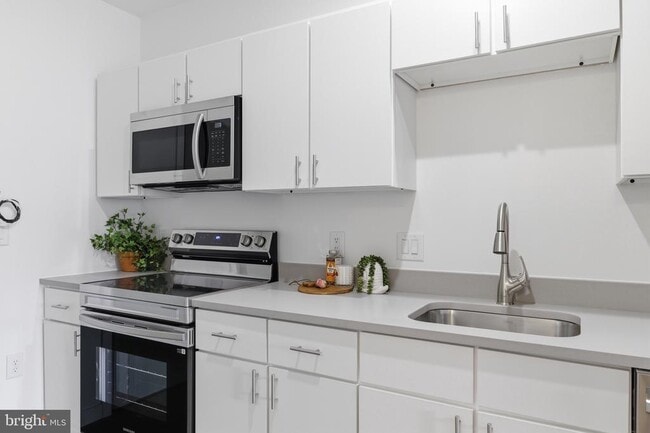 property at 915 N Broad St