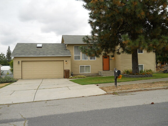 3725 E 8th Ave