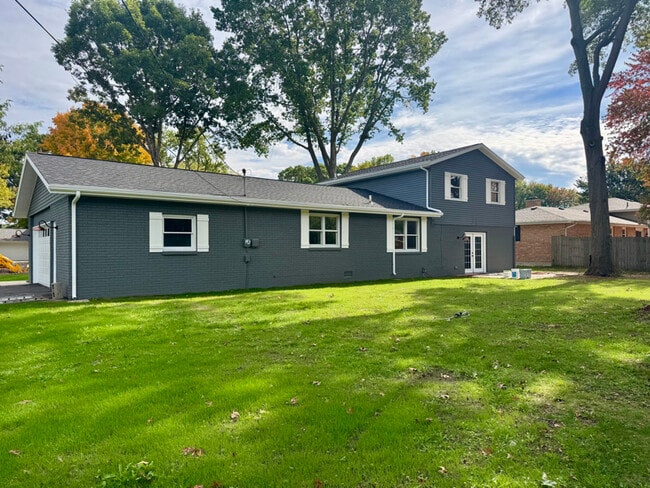 5800 Ponderosa Dr in Stevensville, MI - Building Photo - Building Photo