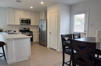 21151 Vercelli St in New Caney, TX - Foto de edificio - Building Photo