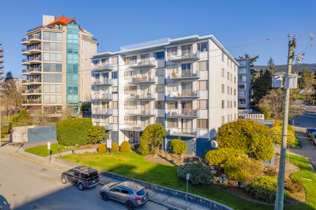 Hollyhill Towers in West Vancouver, BC - Building Photo