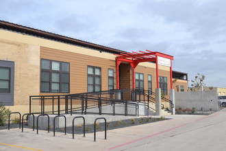 SOUTH SIDE Living + Maker Spaces in San Antonio, TX - Foto de edificio - Building Photo