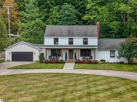 7320 Peninsula Dr in Traverse City, MI - Building Photo