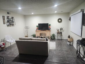 2749 W Fairmont Ave in Fresno, CA - Foto de edificio - Building Photo