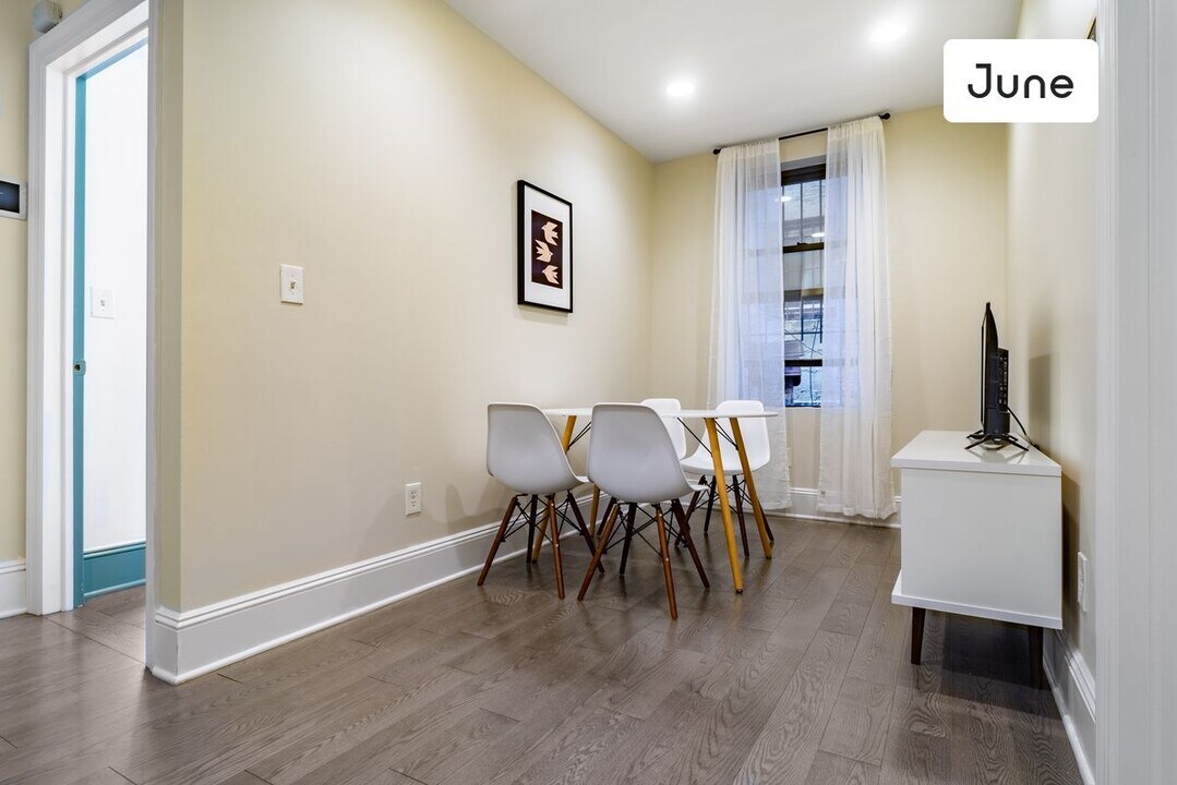345 E 21st St in New York, NY - Building Photo