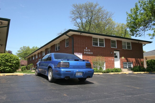 2423 Pierce Ave in Rockford, IL - Foto de edificio - Building Photo