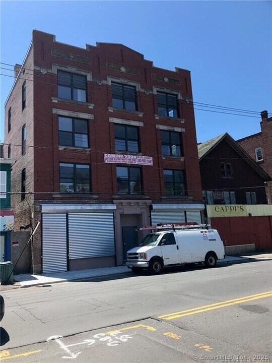 712 E Main St in Waterbury, CT - Building Photo