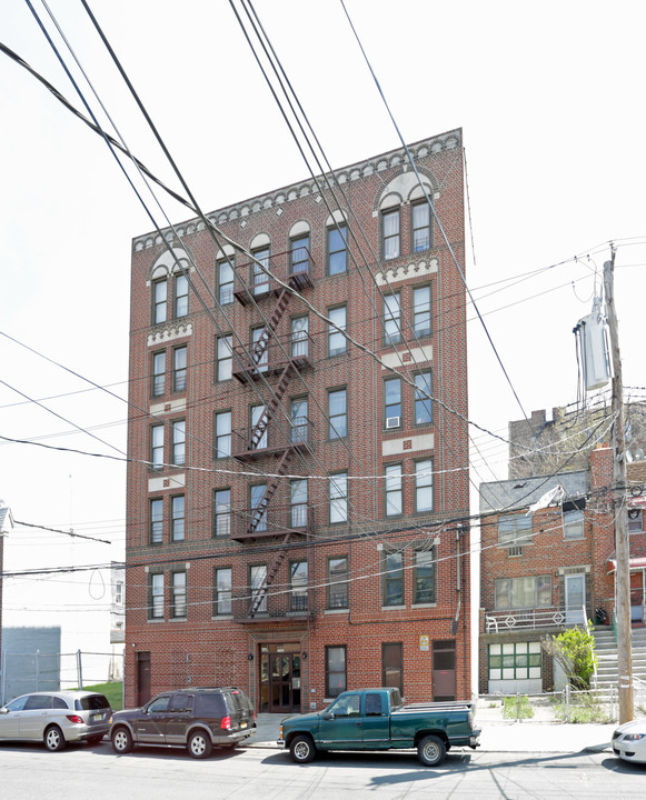 2566 Radcliff Ave in Bronx, NY - Building Photo