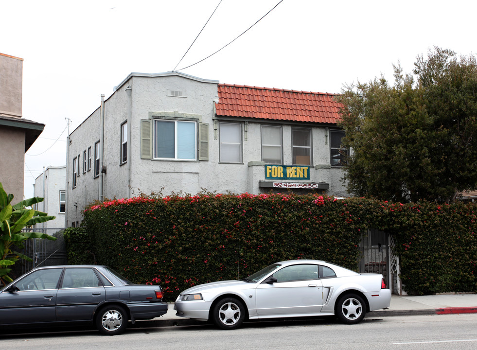 2633 E Broadway in Long Beach, CA - Building Photo