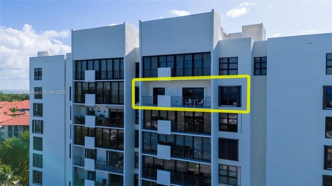 77 Crandon Blvd in Key Biscayne, FL - Building Photo - Building Photo