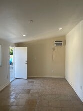 19438 Lorne St in Reseda, CA - Foto de edificio - Building Photo