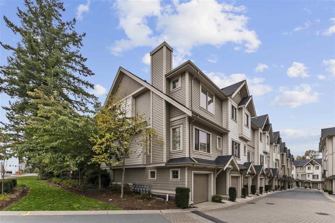 19097-64 64 Ave in Surrey, BC - Building Photo