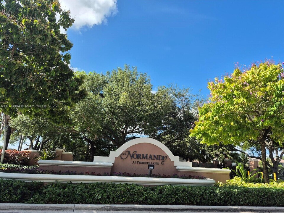 1870 NW 100th Way in Pembroke Pines, FL - Building Photo