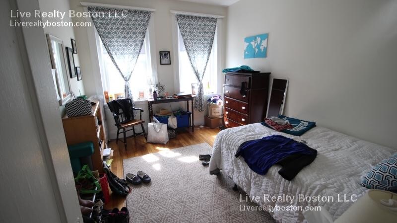21 Egremont Rd in Boston, MA - Building Photo