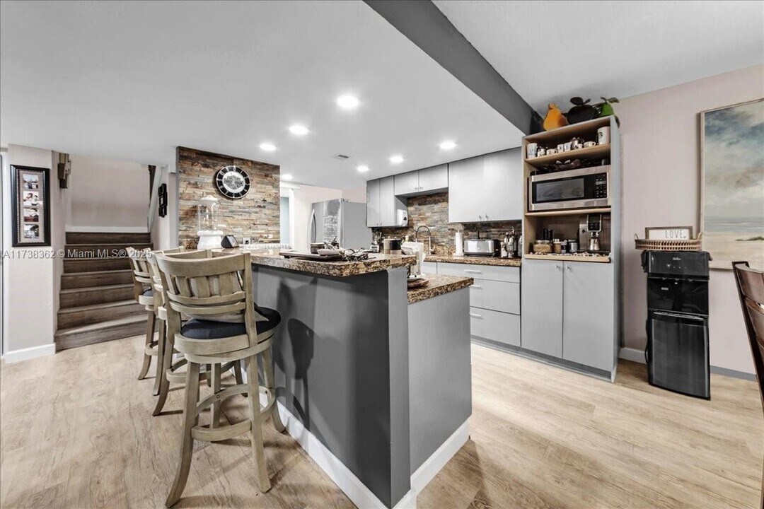 9410 Live Oak Pl in Davie, FL - Foto de edificio
