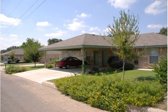 124-132 S Mansfield St in Pleasanton, TX - Building Photo - Building Photo