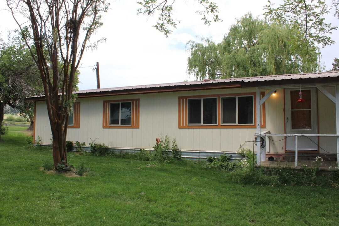 46244 Rock Creek Town Rd in Haines, OR - Building Photo