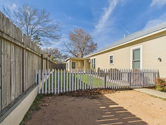 512 Kraupahen St in Fredericksburg, TX - Building Photo - Building Photo