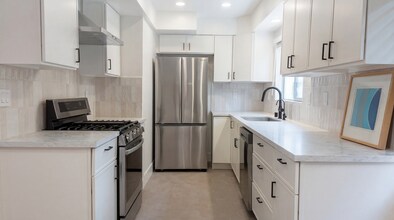 1011 Hilldale Ave, Unit 11 in West Hollywood, CA - Building Photo - Building Photo