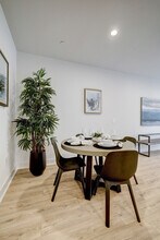 2137 Pelham Dr, Unit SI FL1-ID1028899P in Houston, TX - Foto de edificio - Building Photo