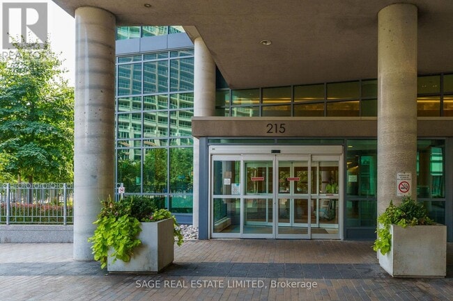 215 Fort York Blvd in Toronto, ON - Building Photo - Building Photo